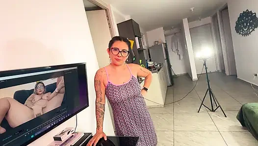 Çalışırken kocamın dikkatini dağıtıyor: ofiste sürpriz sakso ve dölleme