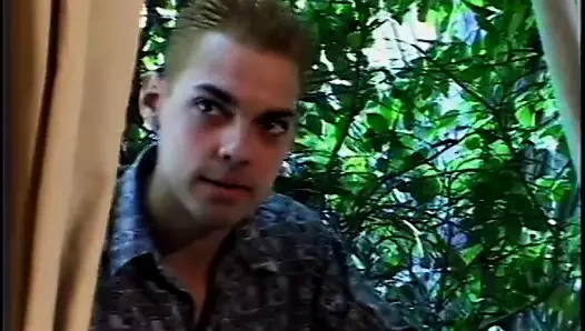 Azgın adam götüne ağda yaptırıyor ve yarak emiyor