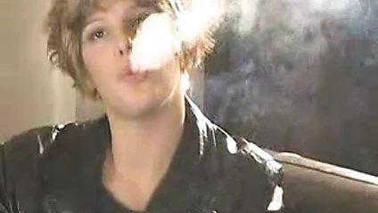 Kısa saçlı kızıl sigara içiyor