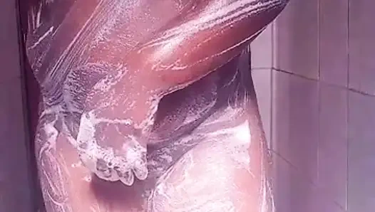 Çok azgın olduğum için dildomu kullanabilmem için banyo yapmak zorunda kaldım