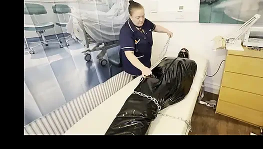 Bölüm 1:- Matron Satana ve Gimp R tıbbi odada bağlı.