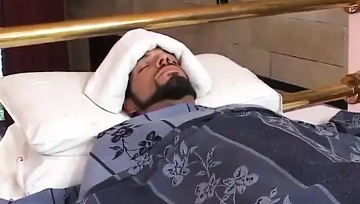 Yüksek topuklu olgun sürtük sevgilisini sikiyor ve götünü siktiriyor