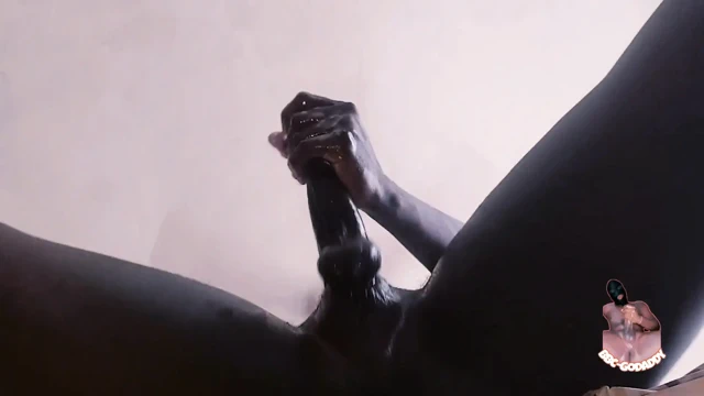 Aldatılan üvey baba mastürbasyon yapıyor ve üvey kızının arkadaşları tarafından sert sikilmesini izliyor