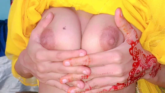 Üvey kız kardeş büyük bobes gösteriyor lütfen üvey erkek kardeşimi sik sert seks domates