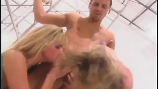 Tera Patrick bize çifte penetrasyonlu çılgın büyük grup seks partisi gösteriyor