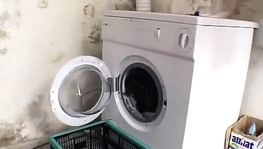 Sarışın bodrum çamaşır odasında sert yarağa biniyor