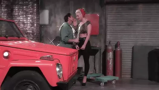 Tommy gunn'ün bir cipi tamir etmesi gerekiyor