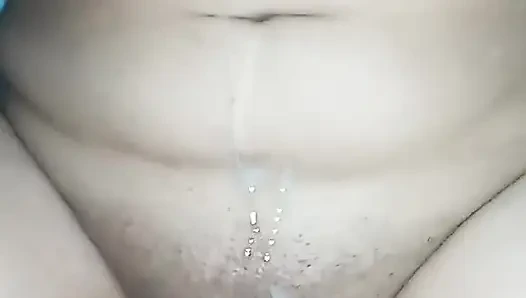 Eva o kadar çok sikişiyor ki onu ateşli sütle banyo yapıyor