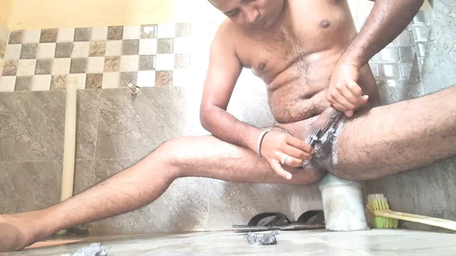 Banyoda kendime dokundum, baldızı hatırladım ve boşaldım.