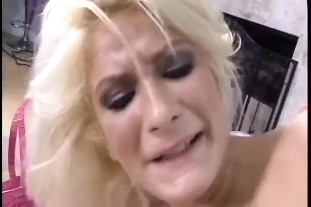 Büyük memeli esmer tyla wynn göt deliğini siktiriyor ve dölleniyor