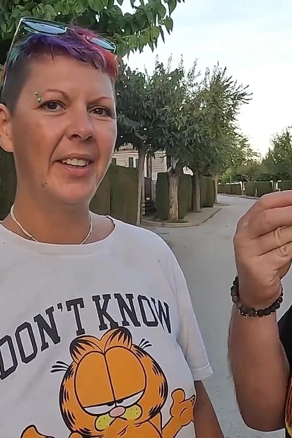 На Улице Взаимное Дележка Замороженным Кубиком Спермы Из 10 Порций Спермы