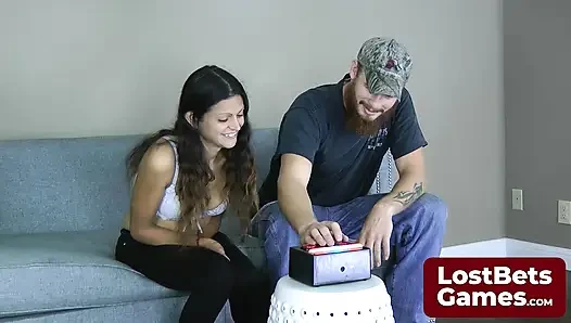 Bu kararlı güzellik striptiz dondurma oyununda beyni kanıtlıyor