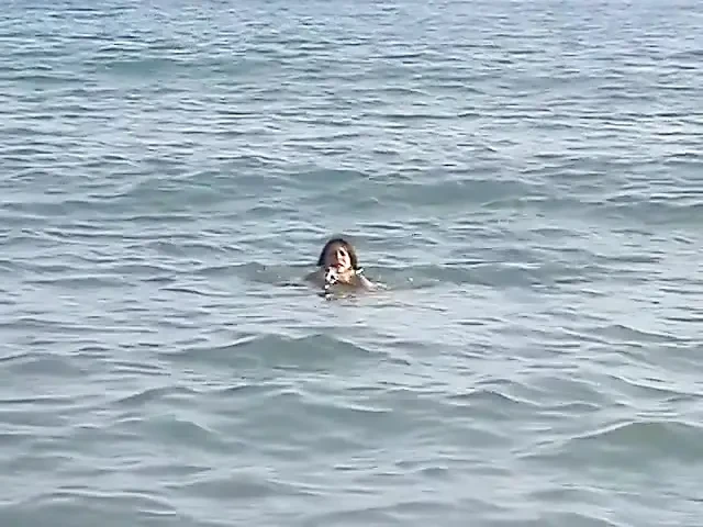 Genç kız erkek arkadaşıyla tatilde