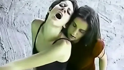 Tutkulu esmer kızlar patlamalı orgazm için yalıyor ve parmaklıyor