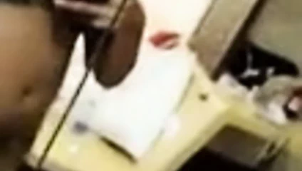 Varlıklarını gösteren genç bir kız