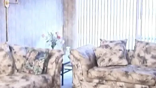 Sıska sürtük amını sikiyor