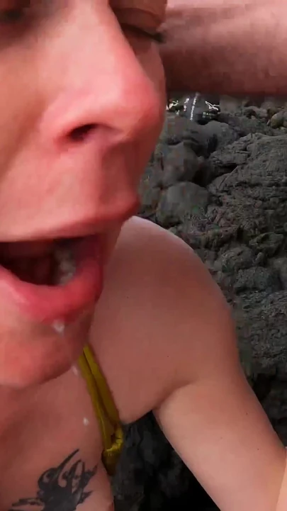 Sert amatör açık havada oral seks ve yüze boşalma