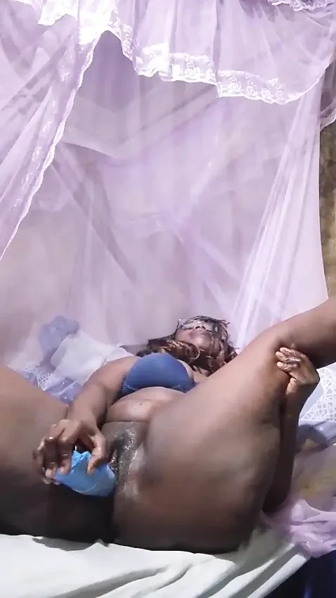 Seksi üvey anne üvey oğlu evde yokken sikişiyor.