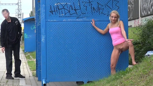 Tren platformuna işerken yakalandı