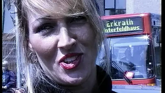 Güzel Alman kadın tek başına kendini dolduruyor