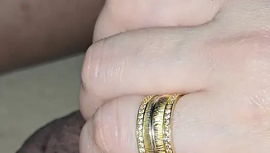 Üvey anne bu yalnız üvey oğluna yaklaştı ve sıvazlatmaya başladı