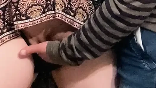 Yaşlı üvey baba amını parmaklıyor