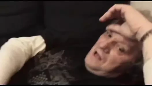 Olgun istekli amcığını sikmek için courgette'i yarakla değiştiriyor