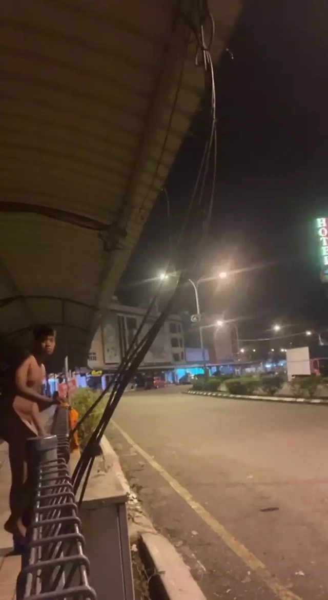 Geceleri otobüs durağında soyunuyor