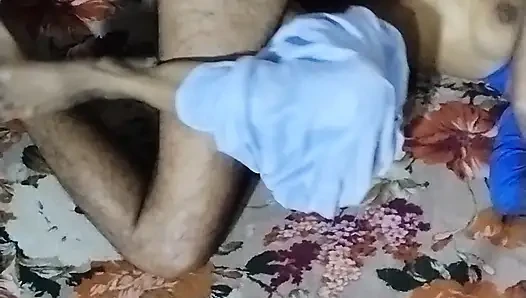 Liseli kız arkadaş sikişin tadını çıkarıyor