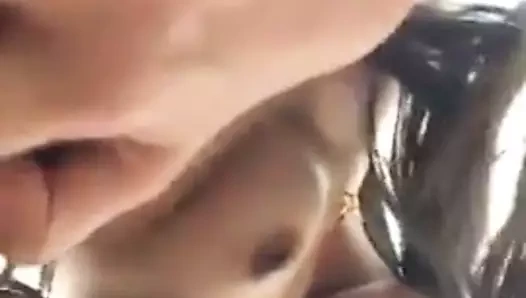 Çinli kız onu kıllı kedi gösterir