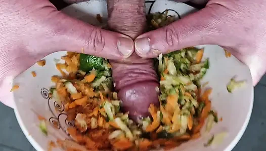 Bir köle bir salatayı sikmeli ve cömertçe boşalmalı. Yemek fetişi, mastürbasyon talimatları ve döl yeme talimatları. Bon appetit