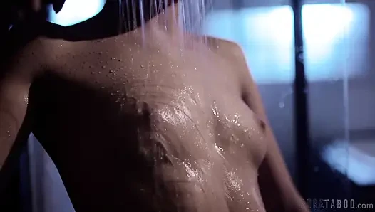 Saf tabu Emily Willis iki dominant delikanlıya tamamen boyun eğiyor