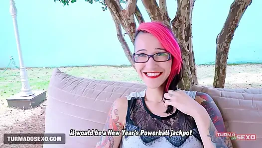 Renkli Saçlı Dövmeli Kız Irklararası Üçlü Ilişkiye Giriyor Ve Boşalıyor