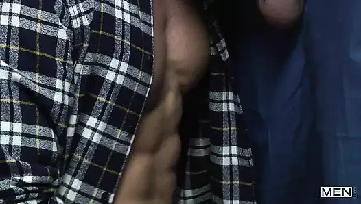 Erkekler - kaslı hademe Colby Jansen genç adam Brendan Phillips'in tatlı kıllı götünü parmaklıyor