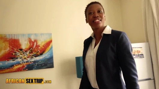 Aldatan zenci bebek adam uzaktayken arkadaşı tarafından sert sikiliyor