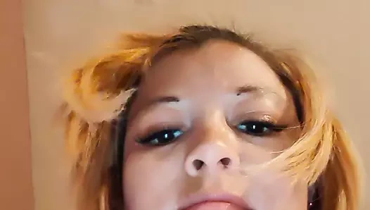 Bu sarışın salatalığı seviyor