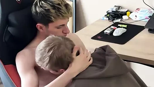 Bir arkadaşının büyük yarağının karşı koyamadığını gördüm ve ona derin gırtlağına kadar sakso çekti bölüm 1