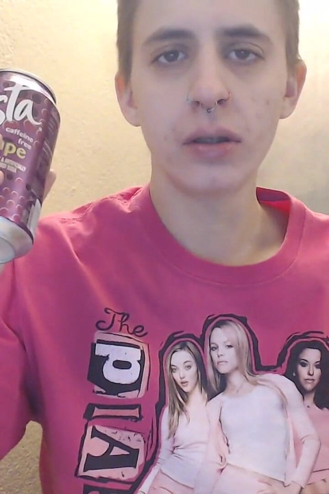 Üzümlü soda geğiriyor