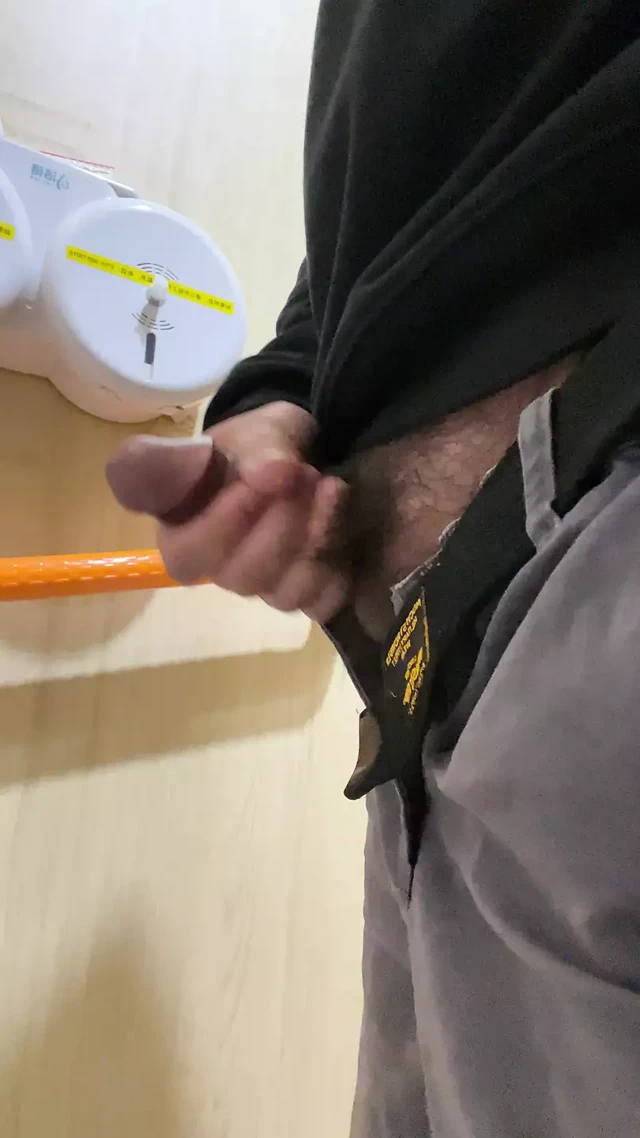 Çinli genç adam tuvalette mastürbasyon yapıyor.