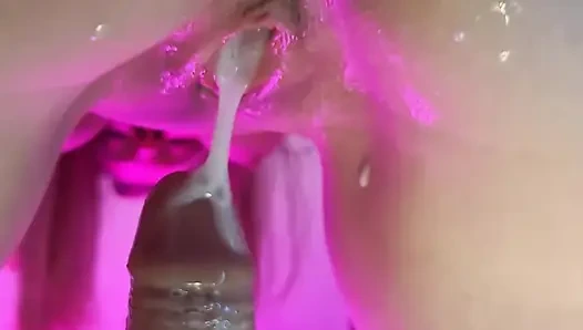 Bir Penisin Üzerine Atlıyor Ve Içine Sperm Doluyor (yakın Çekim Boşalma Sahnesi)