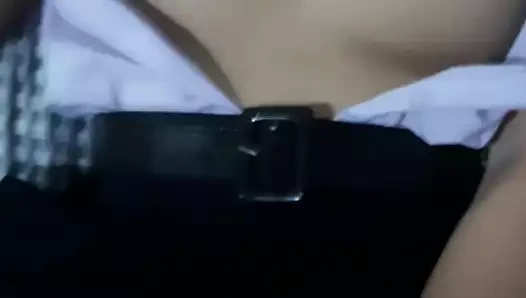 Üvey kız kardeşimden sikişmesini istiyor gibi yapıyorum ama gerçekten zorluyorum