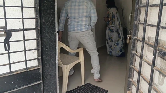 Telugu teyzenin romantik binişi üvey erkek kardeşiyle sikişiyor