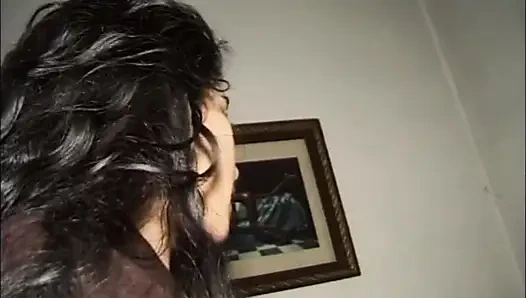 Kıllı çift masada sikişiyor