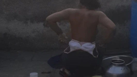 Köylü bir kız desi banyosunda banyo yapıyor