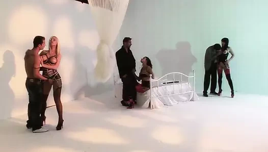 Lucy Bell ve büyük memeli Helena G ile grup parti