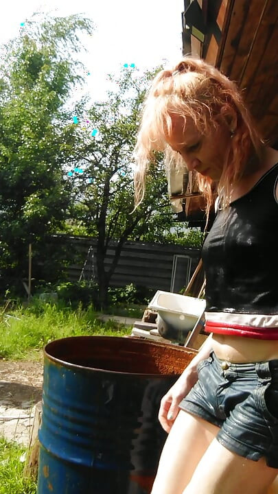 Kıyafetlerle bir varil suda banyo yapıyorum. Wetlook kısa
