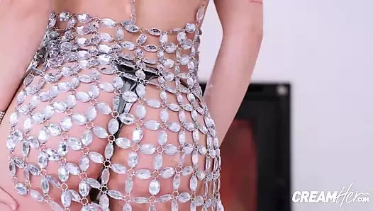 İri göğüslü Nelly Kent büyük döl için büyük yarağa atlıyor