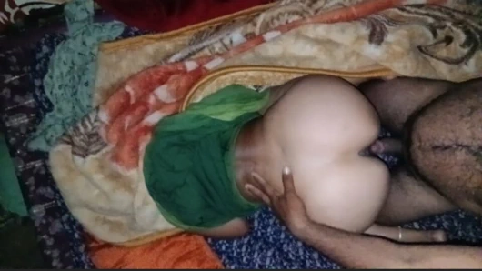 Üvey kız kardeş onu domaltarak ve bütün gece onu sikerek çok sikiyor, üvey kız kardeş her gün ve erkek arkadaşın