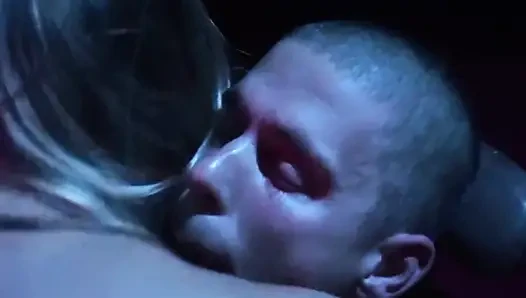 Büyük memeli orta yaşlı seksi kadın ihtiyaçlarını karşılamak için esaret altında bir adam kullanıyor