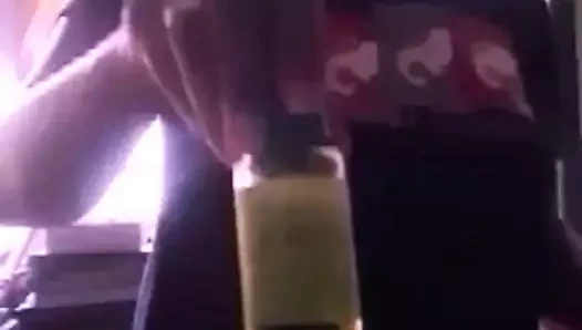 Karısı patapin vücut balmumu hazırlıyor